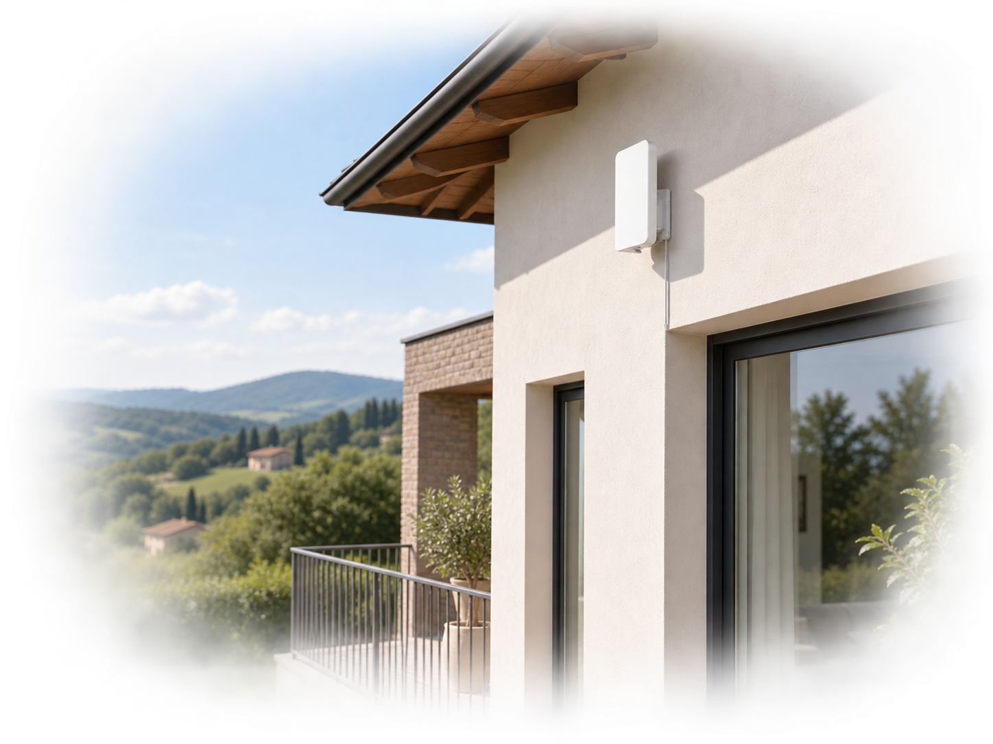 Antenna QUBO OUTDOOR installata sulla facciata di una casa